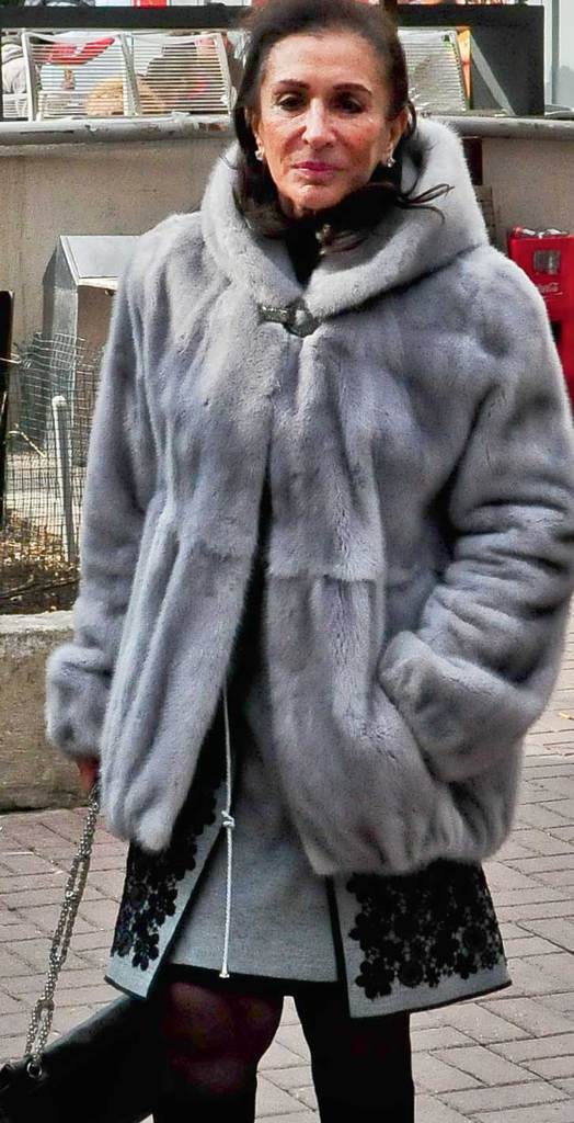 Annesini son yolculuğuna uğurladı