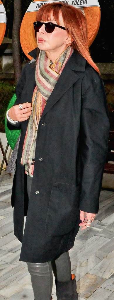 Annesini son yolculuğuna uğurladı