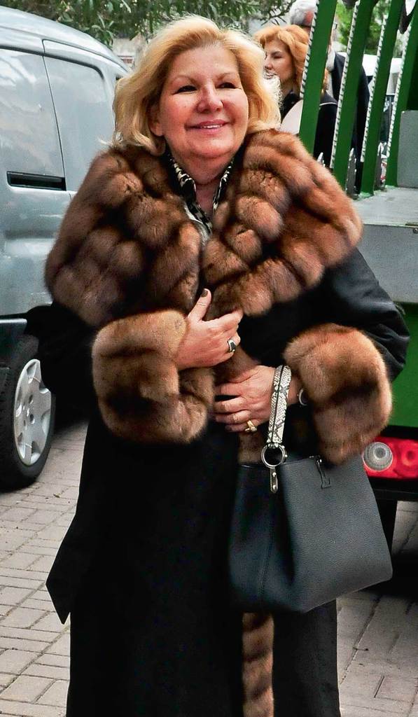 Annesini son yolculuğuna uğurladı