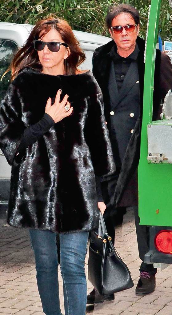 Annesini son yolculuğuna uğurladı