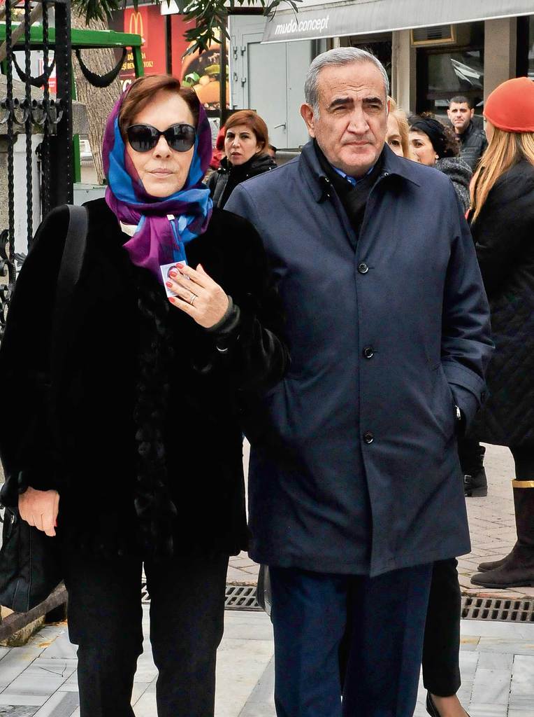 Annesini son yolculuğuna uğurladı