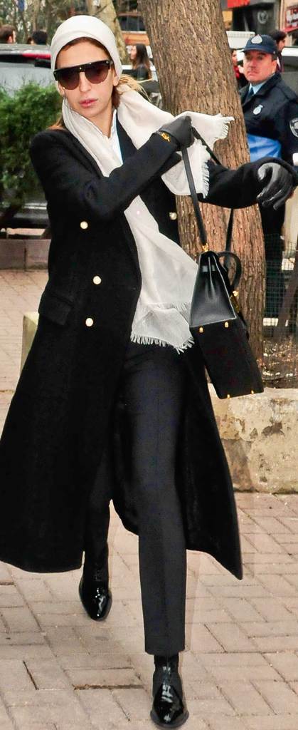 Annesini son yolculuğuna uğurladı