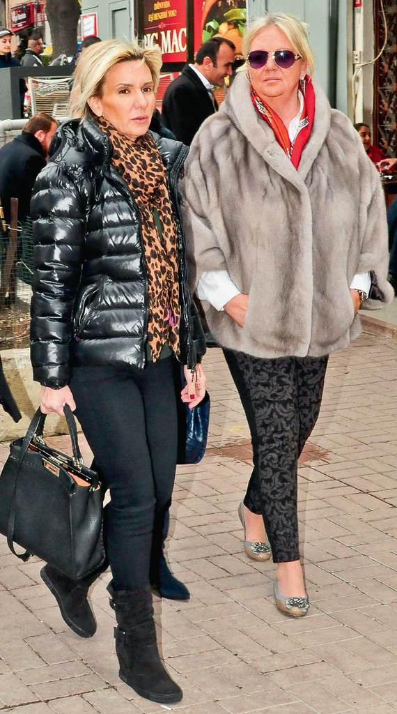 Annesini son yolculuğuna uğurladı