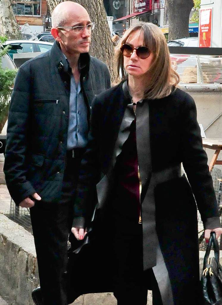 Annesini son yolculuğuna uğurladı