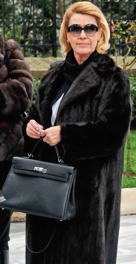 Annesini son yolculuğuna uğurladı