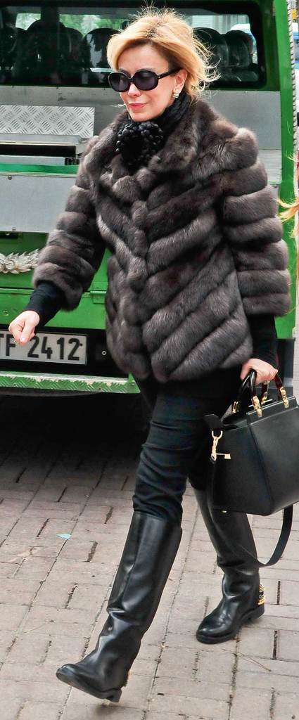 Annesini son yolculuğuna uğurladı