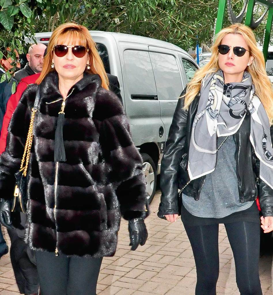 Annesini son yolculuğuna uğurladı