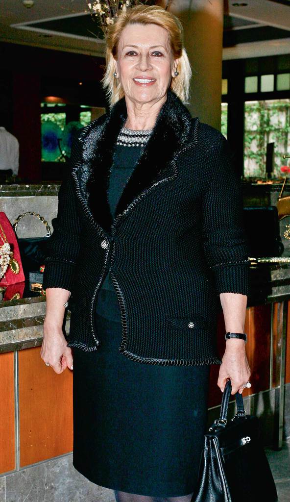 Yardım için elbiselerini bağışladılar