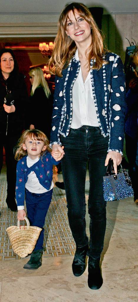 Yardım için elbiselerini bağışladılar