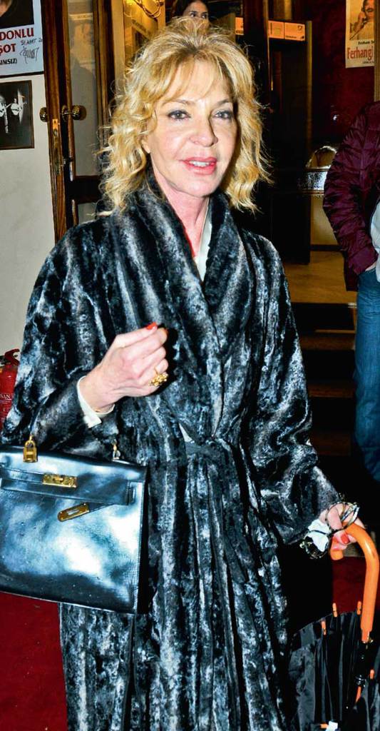  Yeni oyunları ayakta alkışlandı