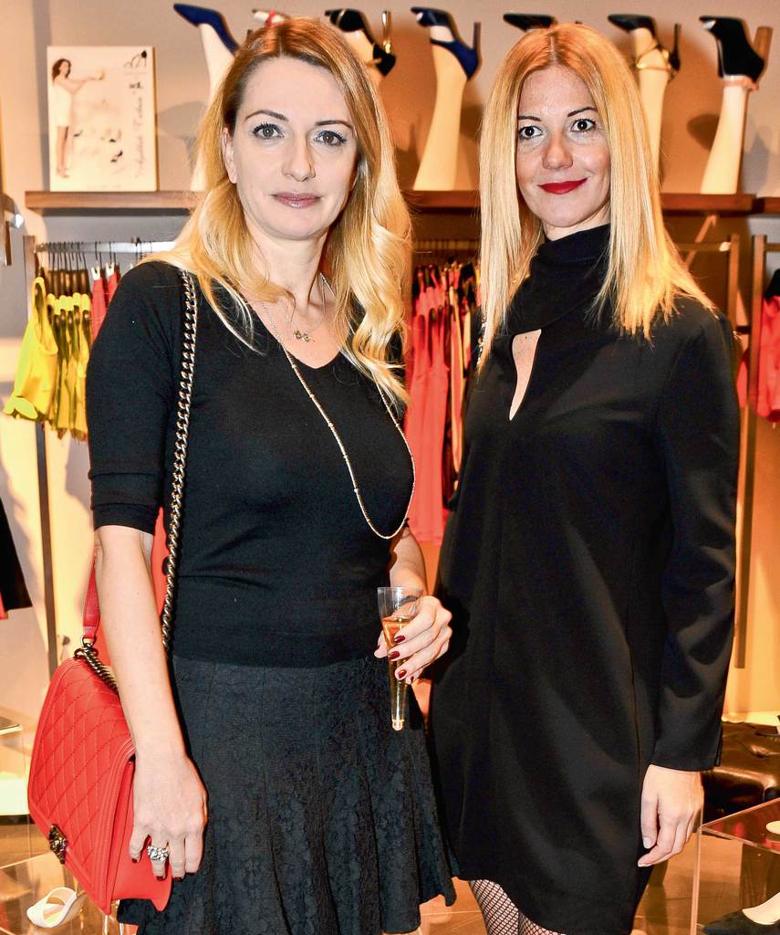 Tasarladığı ayakkabıları tanıttı