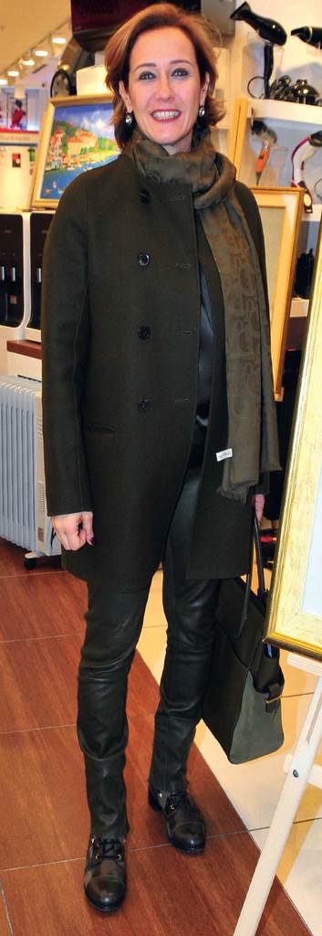 Mağazada resim sergisi