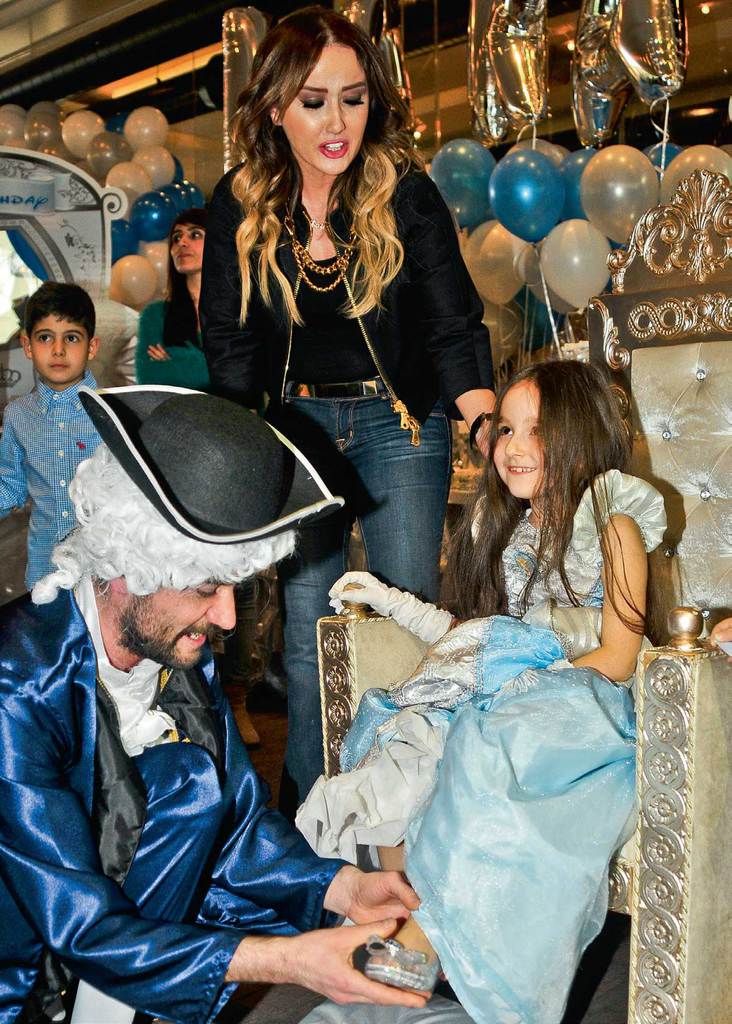 Kızı için masal gibi parti verdi