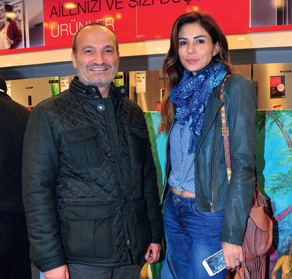 Mağazada resim sergisi