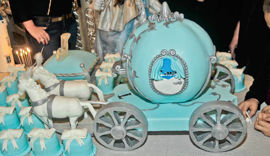 Kızı için masal gibi parti verdi