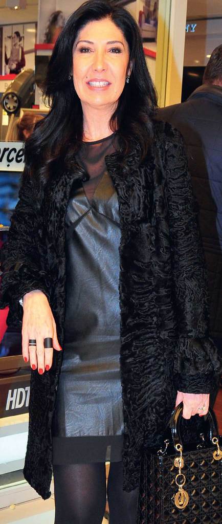 Mağazada resim sergisi