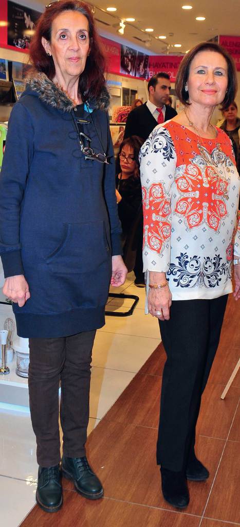 Mağazada resim sergisi