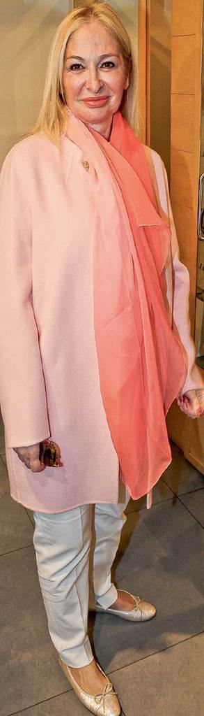 Mevsimsiz kıyafetler büyük ilgi gördü