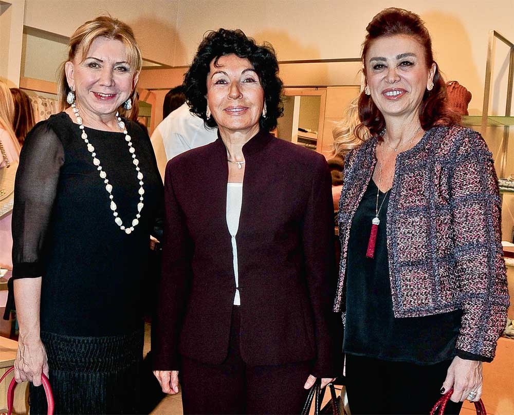 Mevsimsiz kıyafetler büyük ilgi gördü