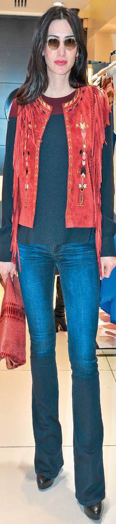 Tasarımlarını bir davetle tanıttı