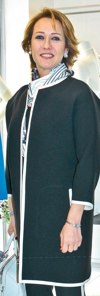 Tasarımlarını bir davetle tanıttı