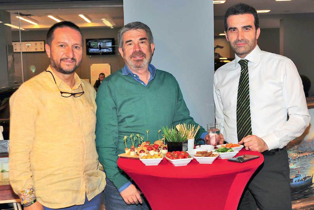 Otomobil galerisinde resim sergisi