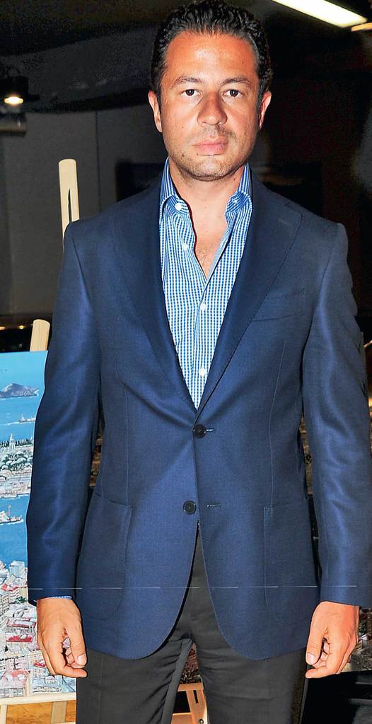 Otomobil galerisinde resim sergisi