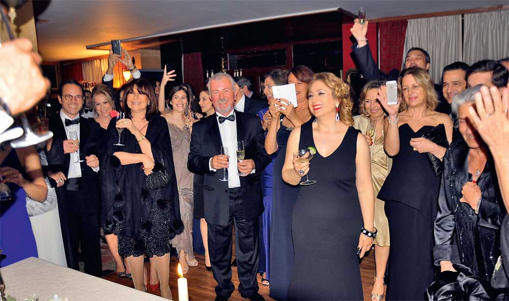 Sade bir törenle evlendiler