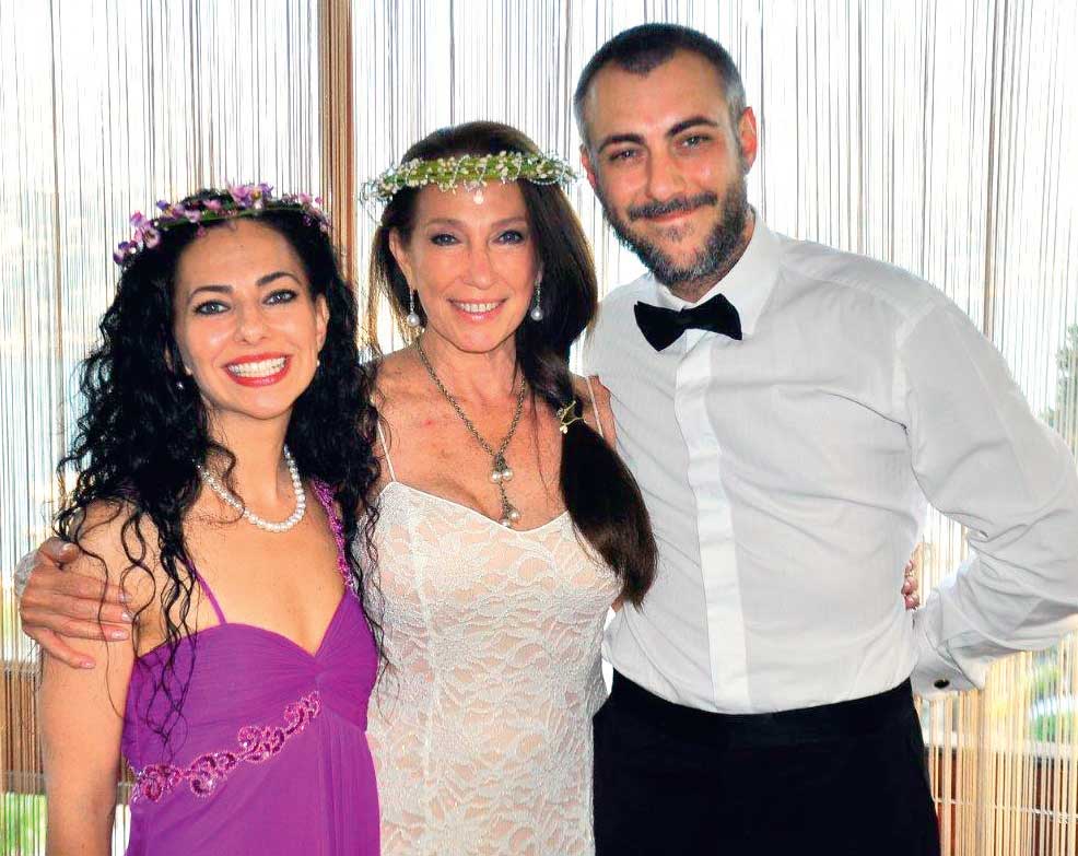 Sade bir törenle evlendiler