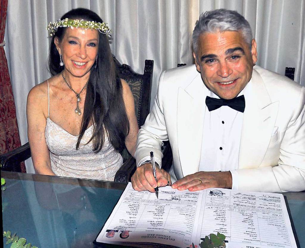 Sade bir törenle evlendiler