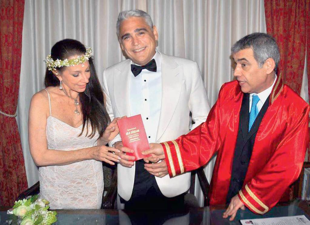 Sade bir törenle evlendiler