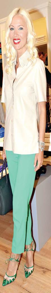 Konsept mağazasını davetle açtı