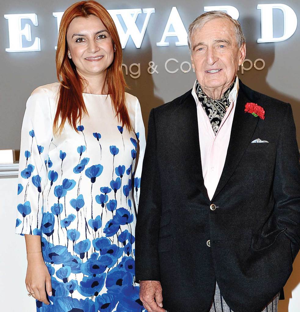 Konsept mağazasını davetle açtı