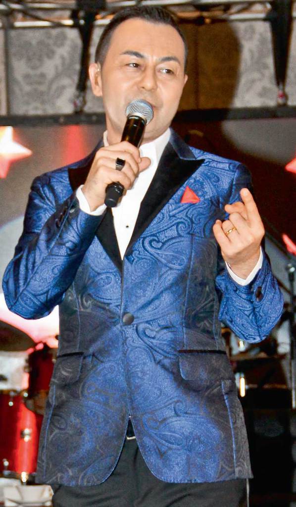 Yardım balosunda buluştular