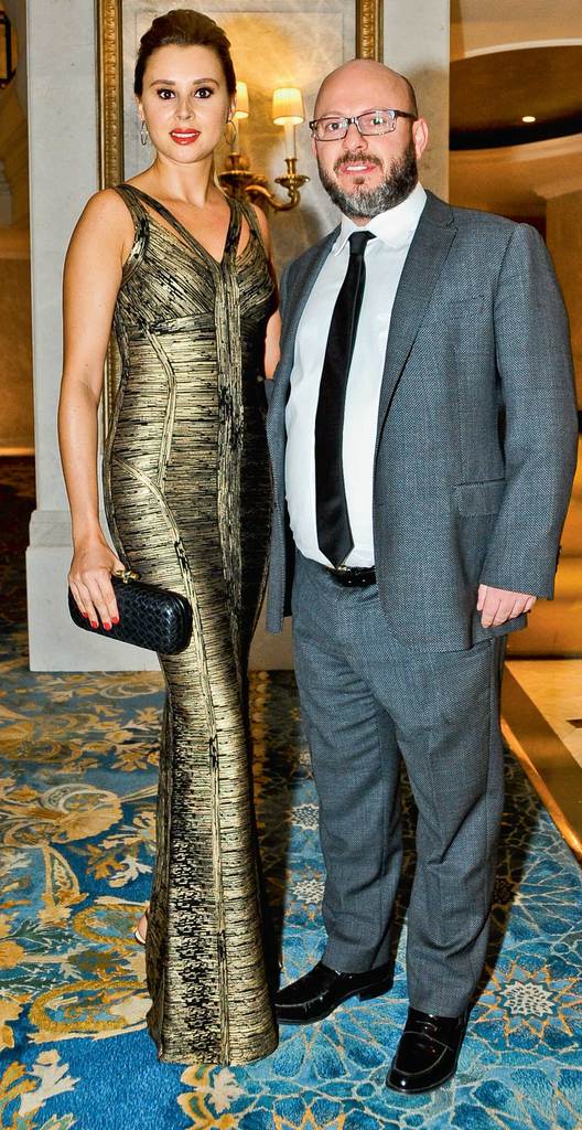 Yardım balosunda buluştular