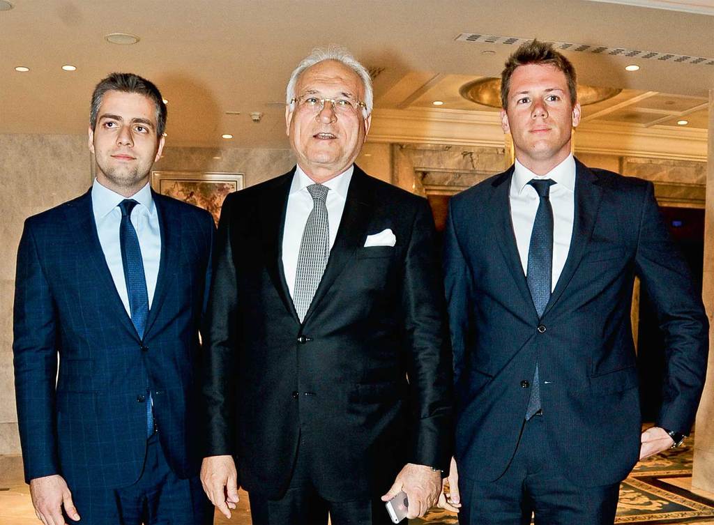 Yardım balosunda buluştular