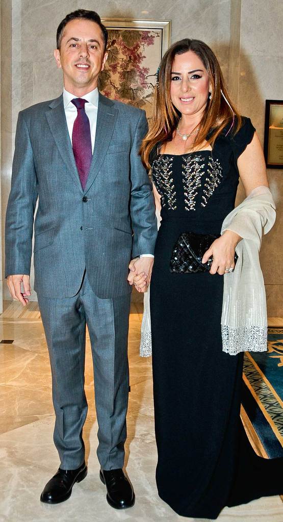 Yardım balosunda buluştular