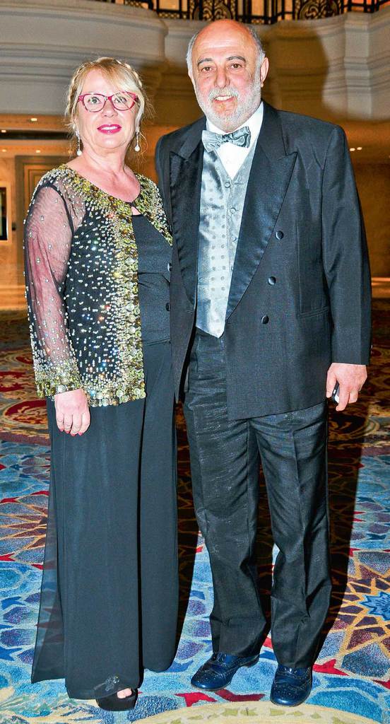 Yardım balosunda buluştular