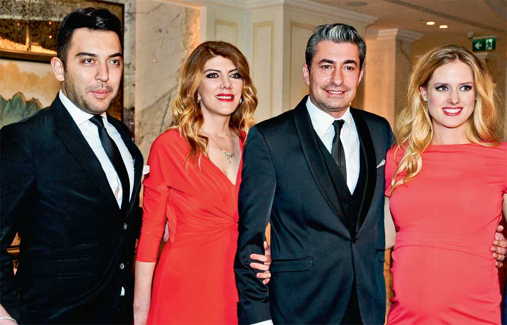 Yardım balosunda buluştular