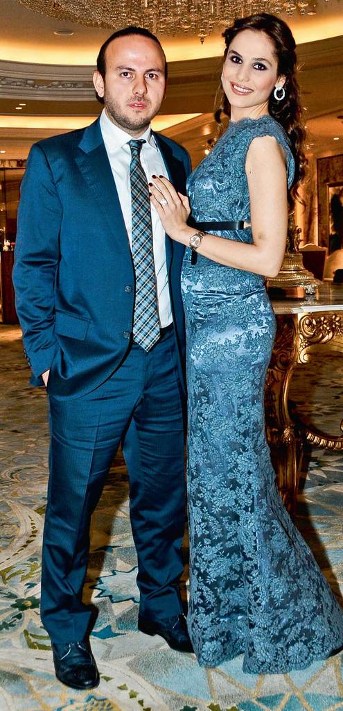 Yardım balosunda buluştular