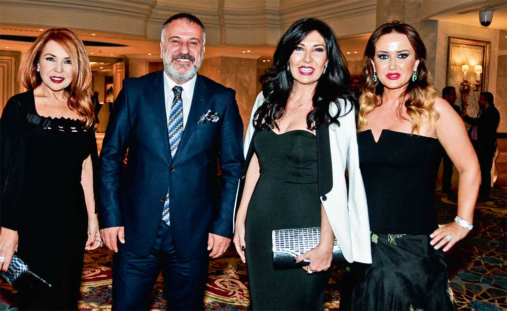 Yardım balosunda buluştular