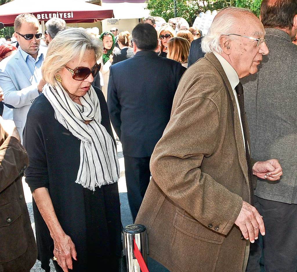 Sevenleri son yolculuğuna uğurladı