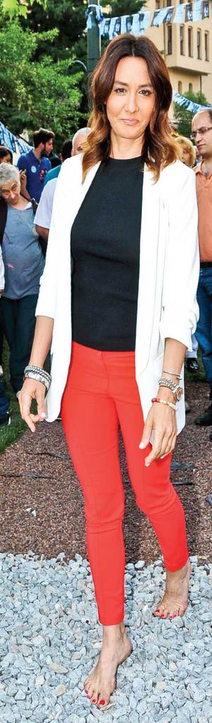 Çocuklara yalınayak yardım