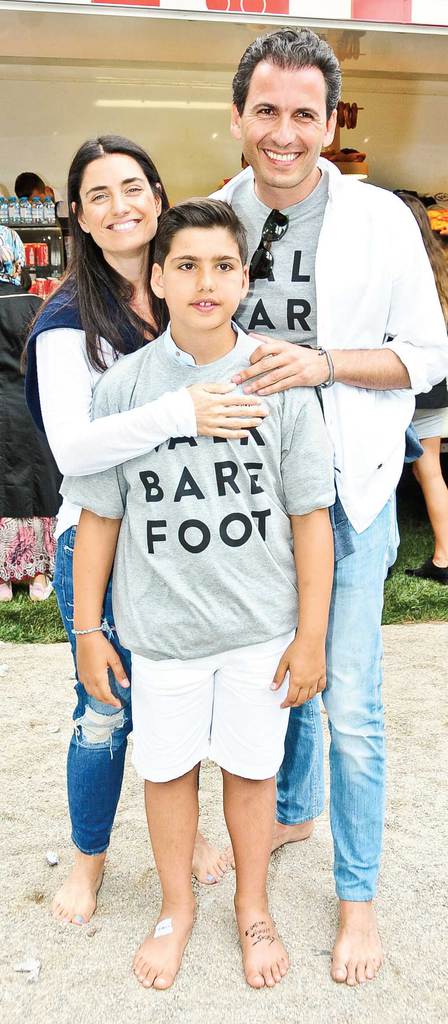 Çocuklara yalınayak yardım