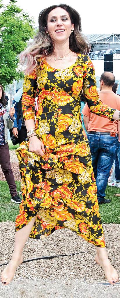 Çocuklara yalınayak yardım