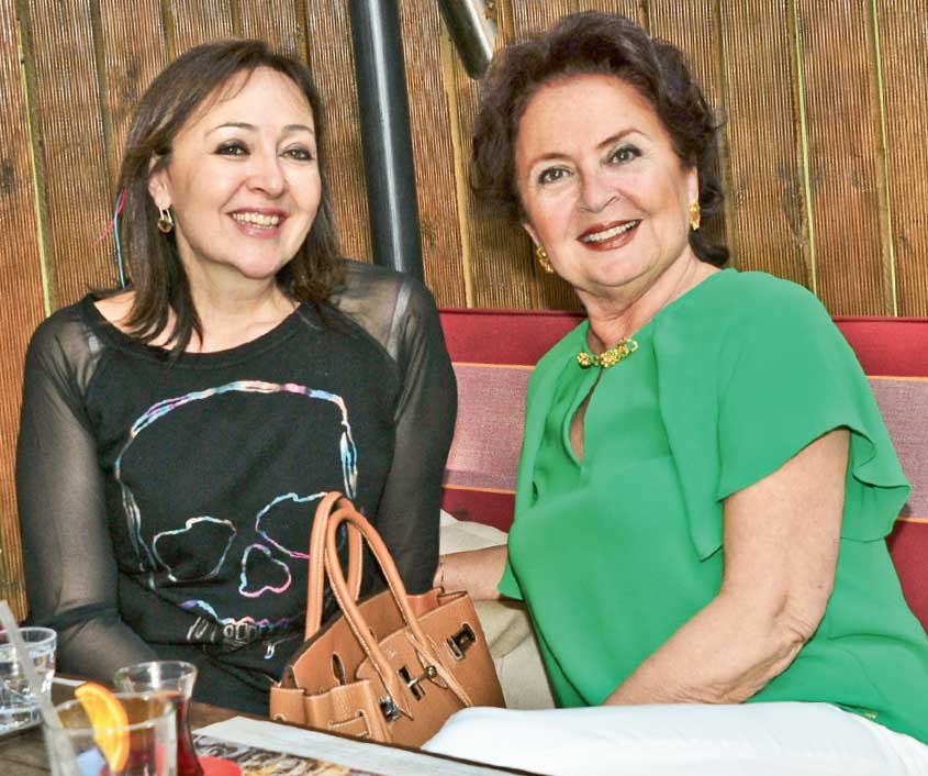 50. yaşını dostlarıyla kutladı