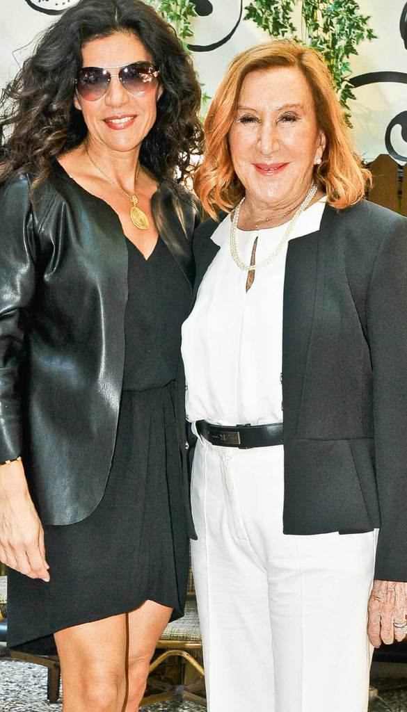 50. yaşını dostlarıyla kutladı