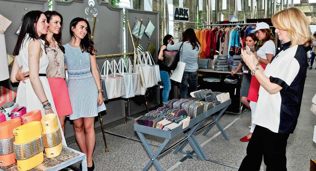 Genç kızlar için alışveriş yaptılar