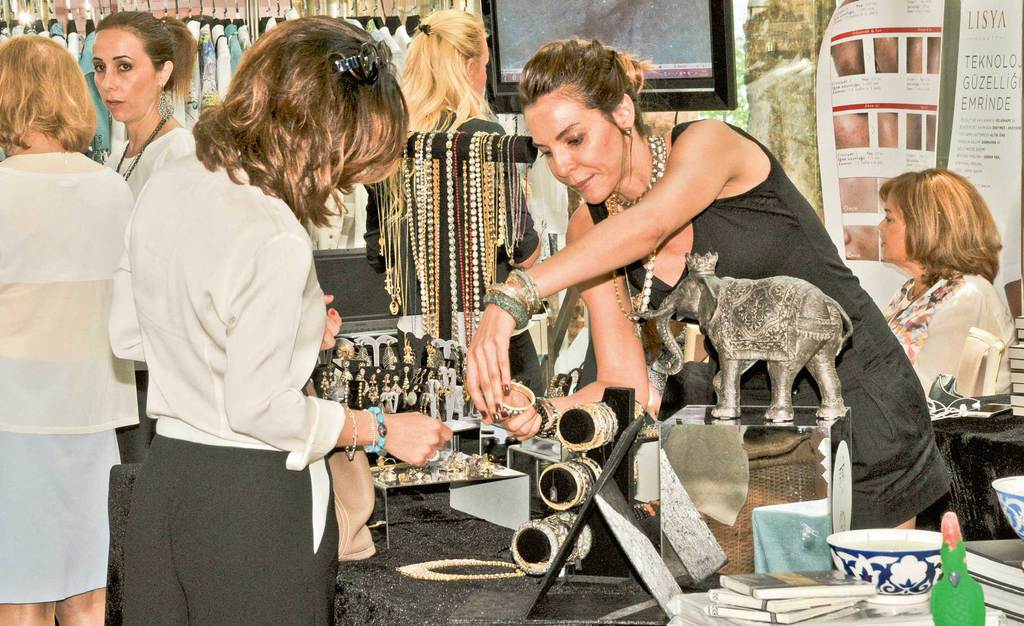 Genç kızlar için alışveriş yaptılar