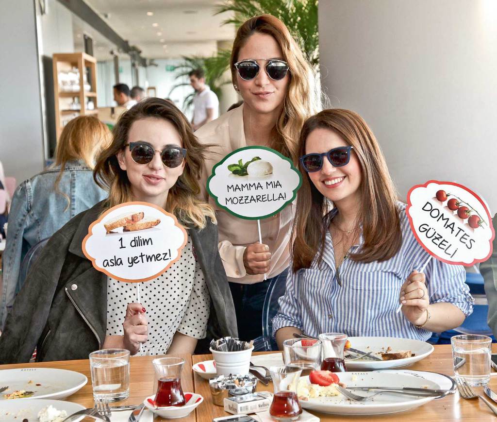 Boğaz manzarasında brunch keyfi yaptılar